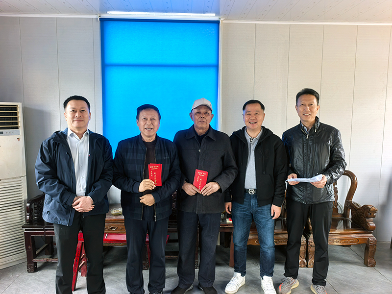 情暖重阳！沐名2娱乐科技董事长卫海洋走访慰问村上老人